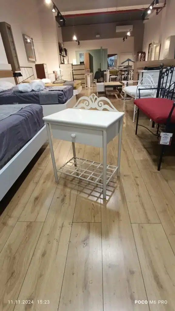 שידת מתכת בודדת מתצוגה